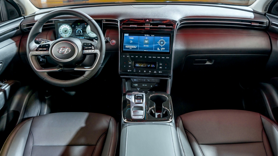 內裝呈現方面,可以見到雙10.25吋的液晶顯示幕。(圖片來源/ Hyundai)