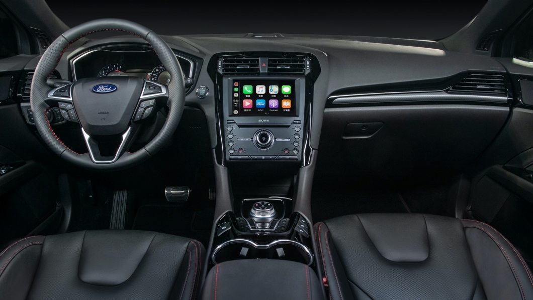 Mondeo ST-Line Wagon內裝採黑頂篷設計,中控台10.1吋觸控螢幕提升了艙內科技感。(圖片來源/ Ford)