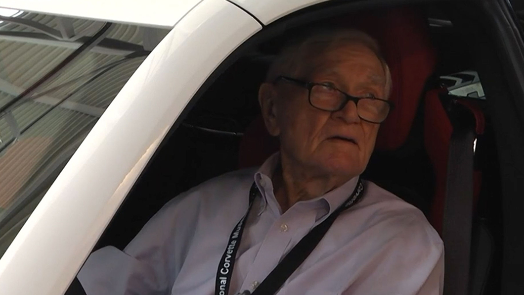 買車也有敬老? 95歲二戰老兵搶先買到新年式Corvette