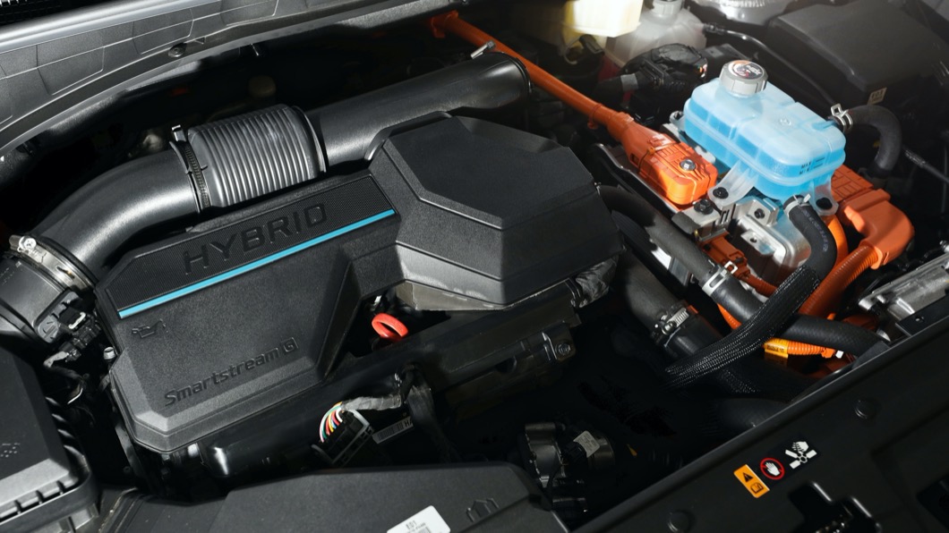 Santa Fe Hybrid車上採用1.6升渦輪增壓缸內直噴引擎為基礎,加上Hybrid技術以及1.49kWh鋰電池組。(圖片來源/ Hyundai)