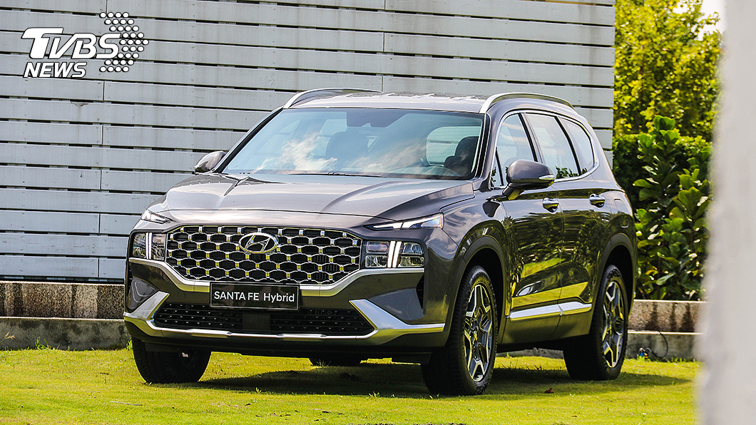從Hyundai釋出的資料,Santa Fe Hybrid具備230匹綜效馬力還有19.2km/L平均油耗。