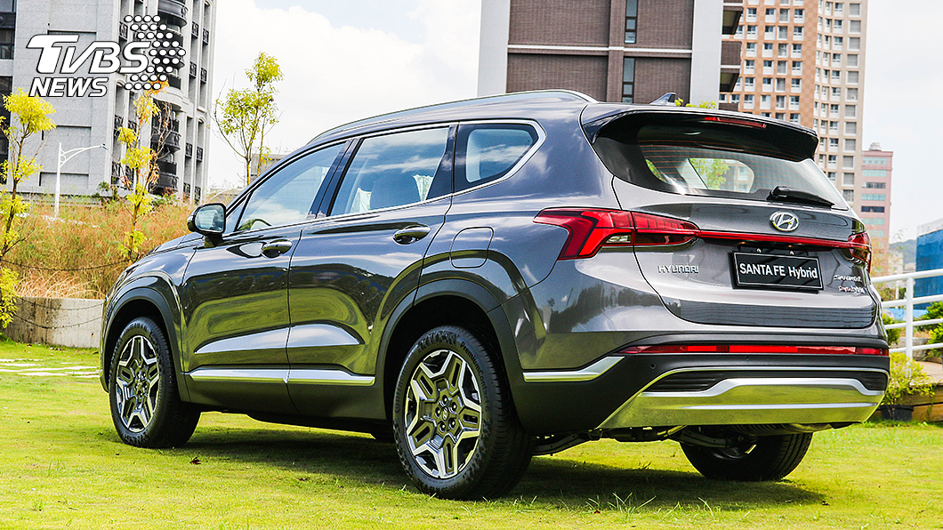Santa Fe Hybrid以渦輪增壓引擎、Hybrid油電複合動力系統搭配5+2座休旅車格,在200萬元內價格帶幾乎沒有相同設定。