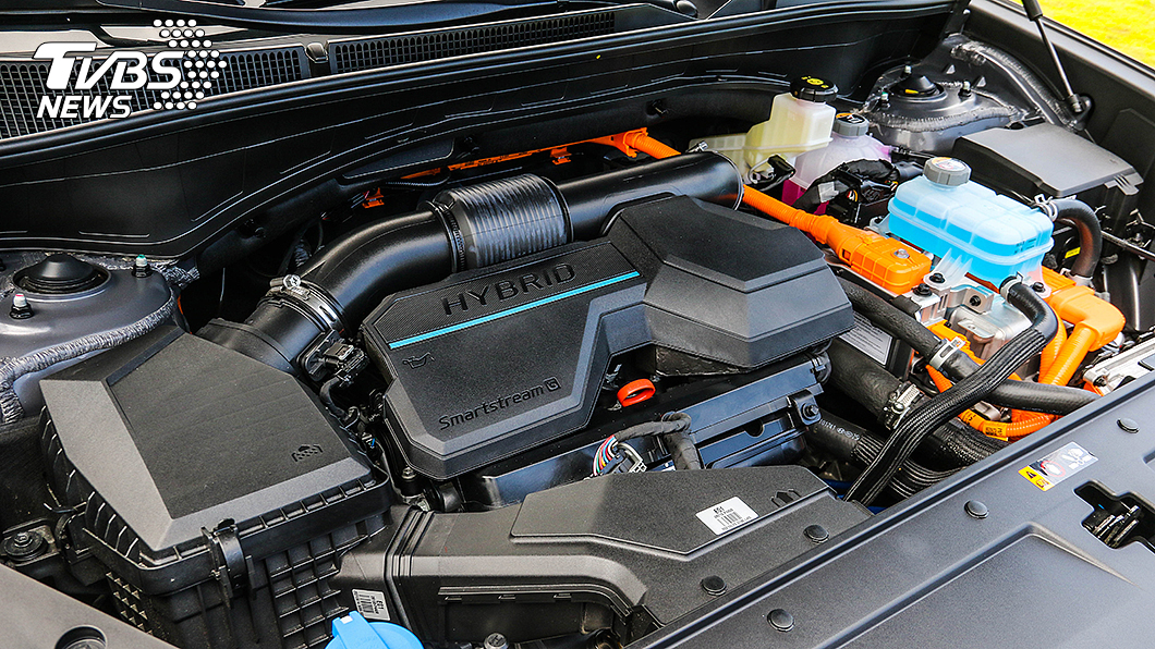 Santa Fe Hybrid動力系統由1.6升T-GDI渦輪增壓引擎為核心,搭配整合鋰電池組的油電複合動力系統。