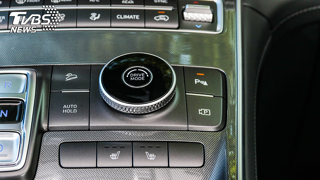 Santa Fe Hybrid駕駛模式中的Smart與Eco模式預設都會以電動馬達為主要動力來源。
