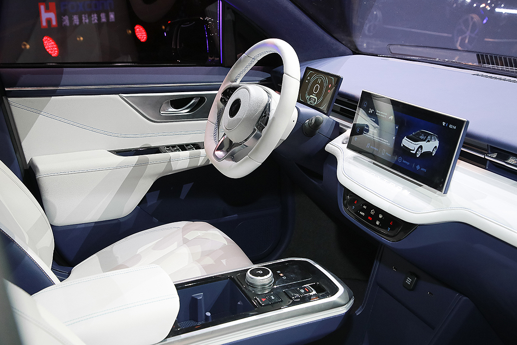 Model C車內採用數位化佈局,並有與BMW iX相仿的懸浮式中央扶手設計。(圖片來源/ 鴻海)