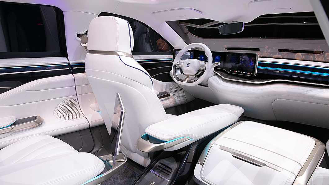 車內鎖定後座買家需,Model E前乘客座可以完全收折。(圖片來源/ 鴻海)