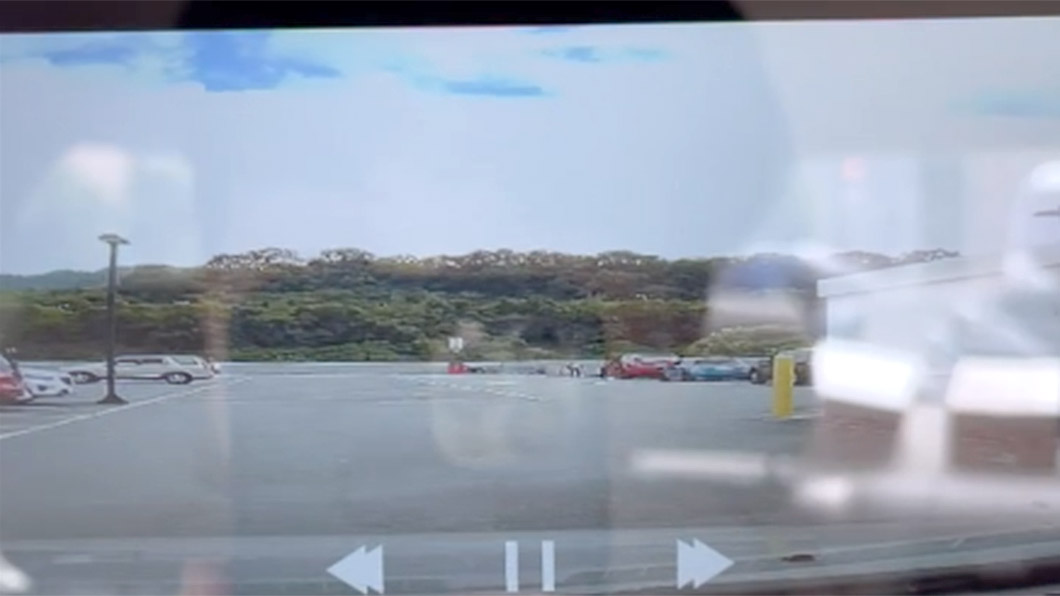 一般封閉停車場的動線都是人車共用,再加上死角眾多,行駛時的確要盡可能放慢速度以保安全。(圖片來源/ 翻攝自PTT)