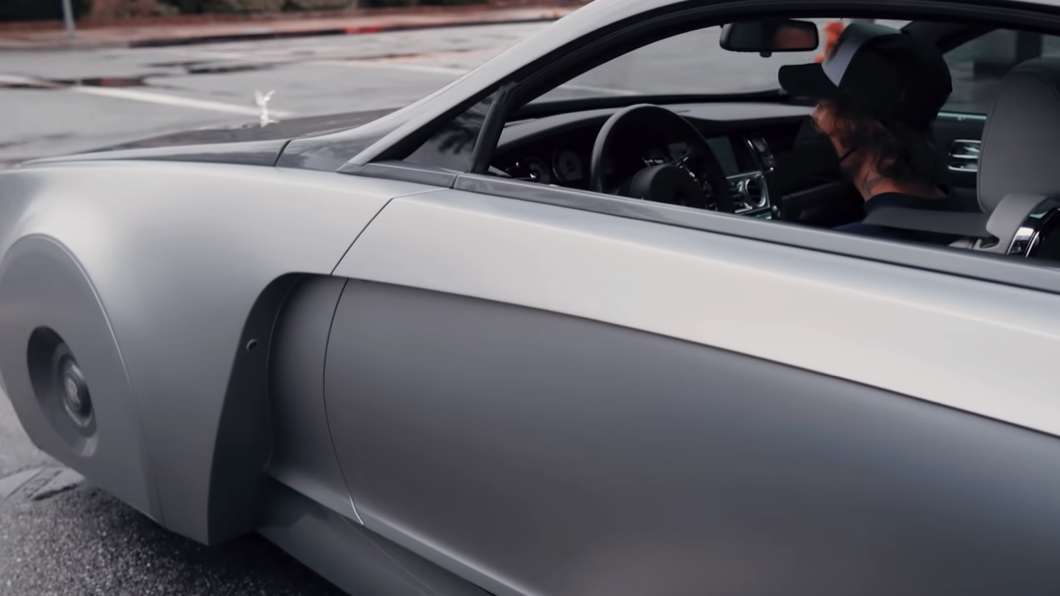 小賈斯汀也實際上路體驗「漂浮」的感覺。(圖片來源/ West Coast Customs YT)