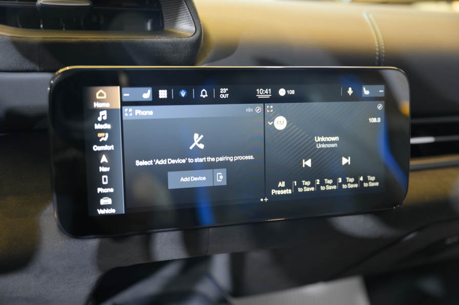 中控觸控螢幕皆整合最新MIA智能多媒體系統,可支援無線Apple CarPlay / Android Auto與手機無線充電功能。