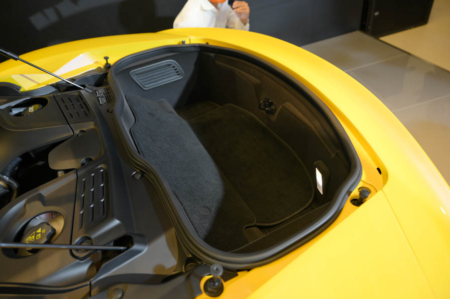 車頭、車尾都有行李空間,車頭只能放薄型物品,車尾的能塞進約兩個小旅行袋。