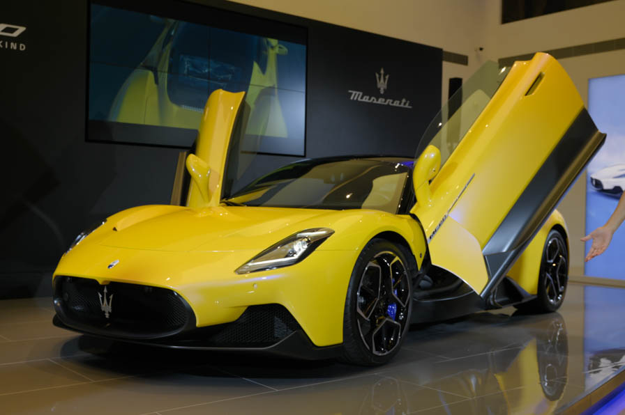 Maserati MC20中置後驅超跑建議售價為1,280萬起,發表會中的展示車再加選內裝碳纖維套件、前軸抬升功能等,總值234.2萬元的配備。