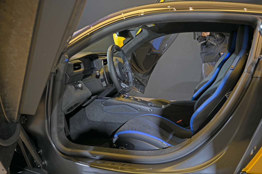 MC20的內裝由消光碳纖維、黑色麂皮和頂級皮革構築而成,散發濃郁戰鬥氛圍。