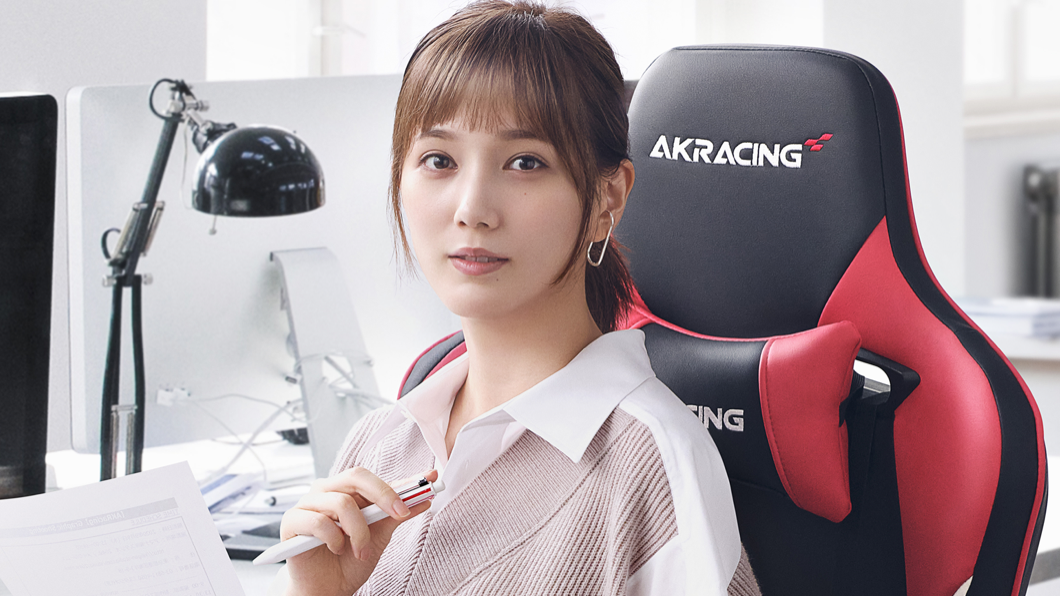 AKRacing在日本市場的代言人,竟然還請到有「日本最正宅女」之稱的女演員本田翼成為該品牌的代言人。(圖片來源/ AKRacing)