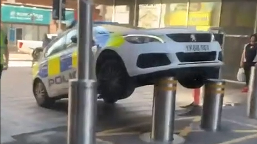 停車不長眼試試看　就算是警車照樣頂你升天！