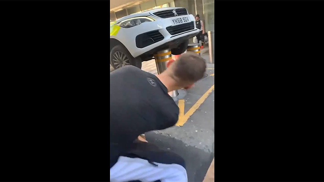 所有經過的路人,沒有一個例外,都會轉頭多看兩眼。(圖片來源/ Dailymotion)