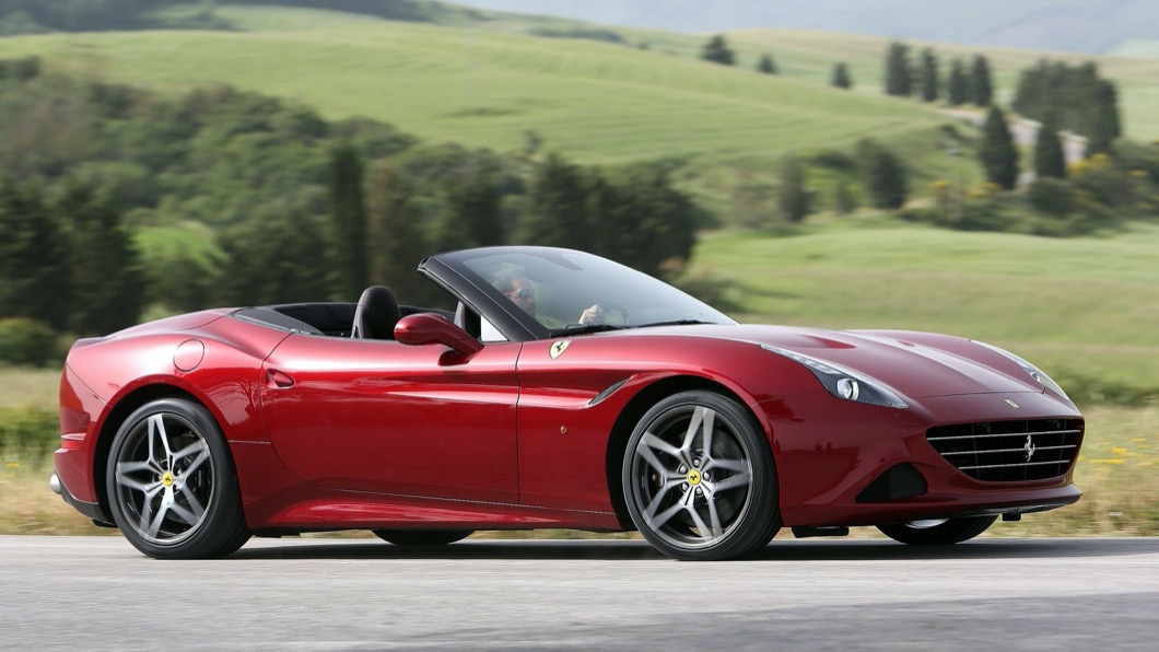 Ferrari敞篷車所具備的優美外型搭配強勁的性能表現,也恰巧和李元玲動靜皆宜的形象相當契合。(圖片來源/ Ferrari)