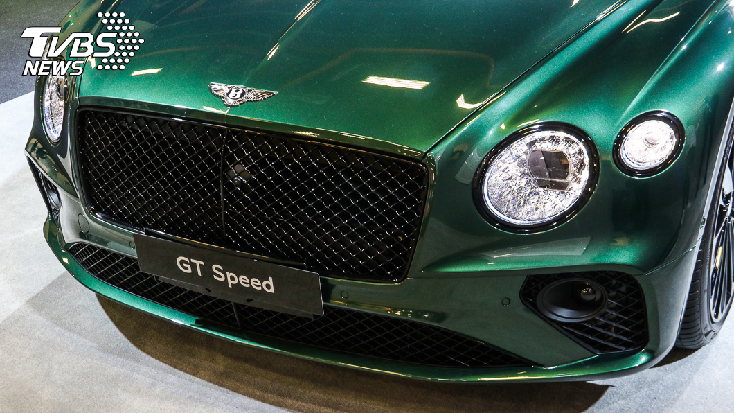 GT Speed的水箱護罩與前保桿進氣格柵均採為深色設計,展示車則選配更帥的黑化套件。
