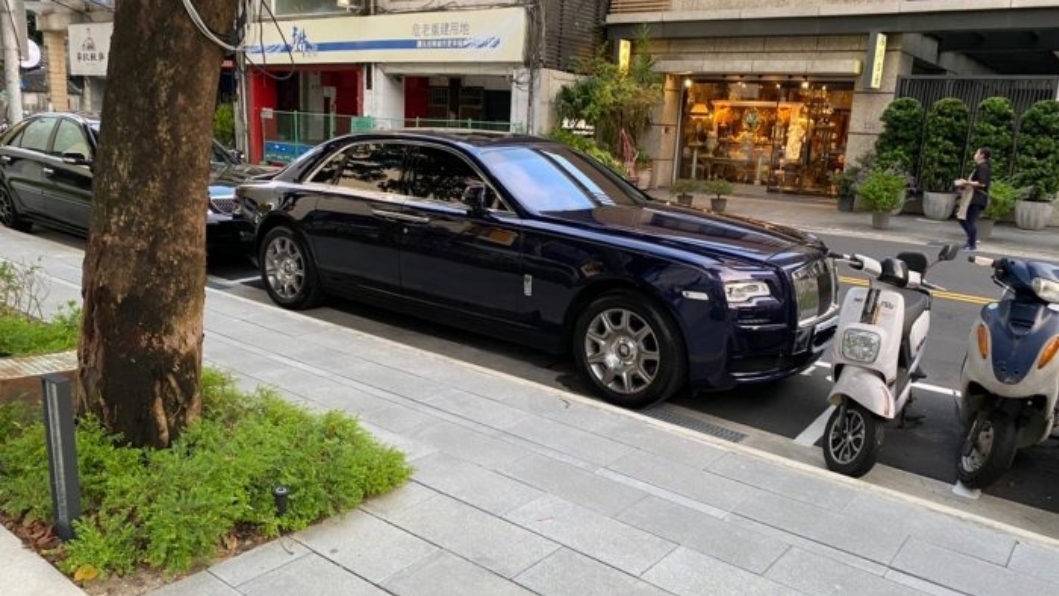 這輛勞斯萊斯Ghost停放在路邊停車格當中,超長的車長塞滿了整個停車格,看起來難以駛出。(圖片來源/ Dcard)