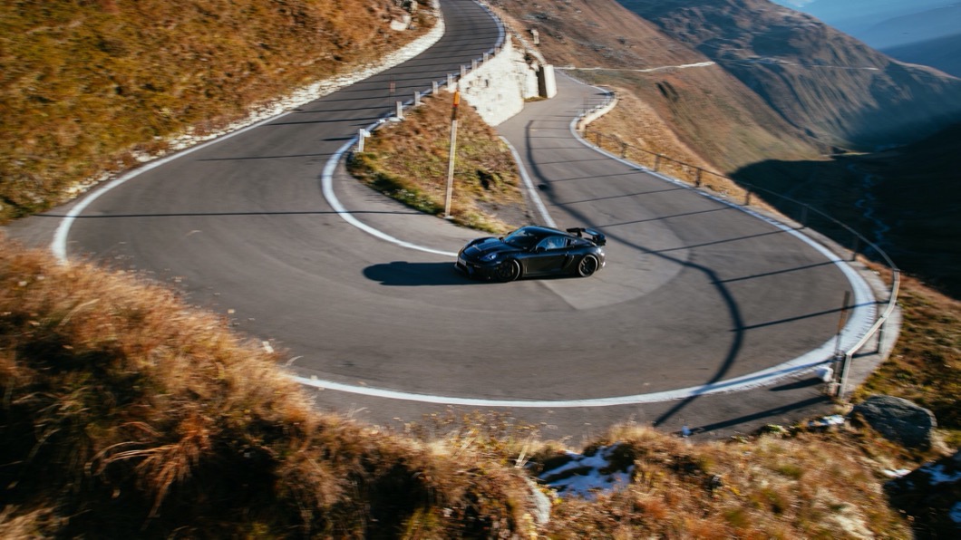 測試車手Jörg Bergmeister認為718 Cayman GT4 RS是一部絕不妥協的動力機器,相當值得車迷親身體驗。(圖片來源/ Porshce)