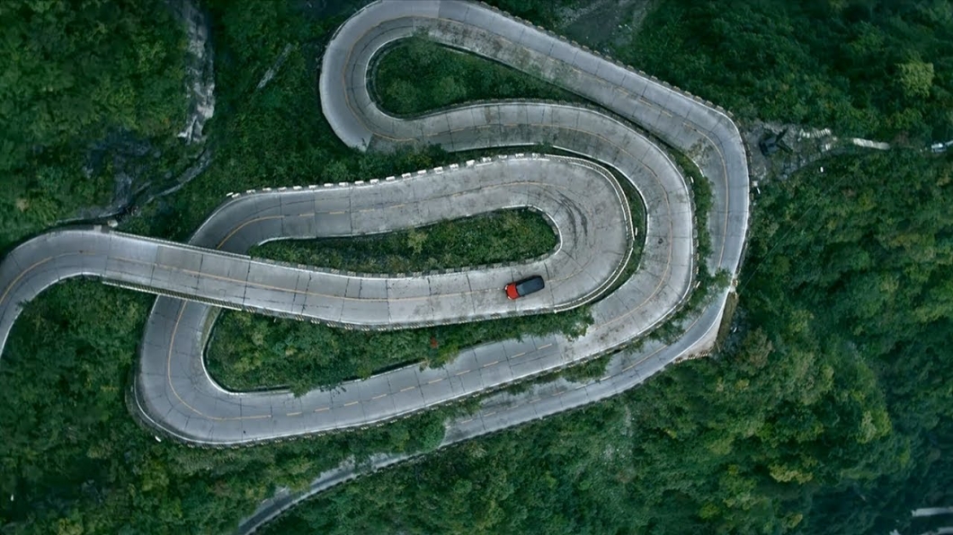 蜿蜒的山路在過彎時不能太快,油門跟煞車的操作都要更細膩,方向盤動作也不能過大,才能讓車輛保持平穩。(圖片來源/ Land Rover)