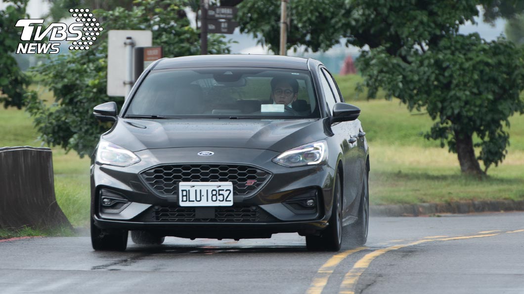 Ford Focus ST原本的避震器反應就已經偏向硬朗,透過模式的切換則更能帶來更斯巴達的駕馭感受。(圖片來源/ TVBS)