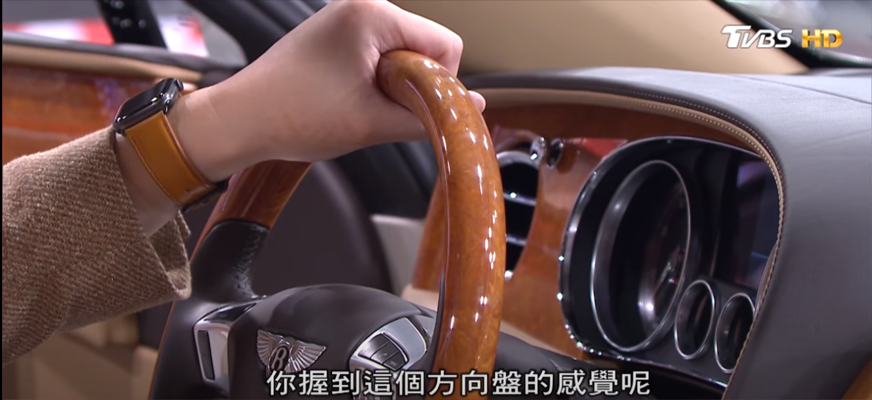 Flying Spur中控台採用黑色與駝色皮革交叉搭配。(圖片來源/ 地球黃金線)