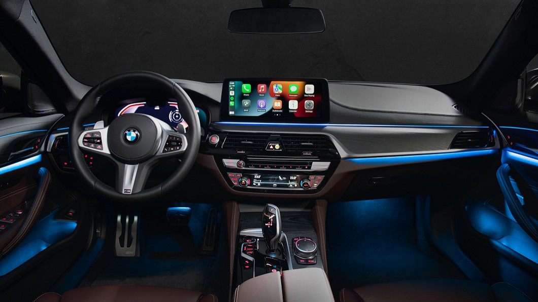 520i Sport升級Sensatec菱格紋皮質雙前座跑車座椅，520i M Sport車型以上再增加電動玻璃天窗與harmon/kardon高傳真音響系統。 (圖片來源/ BMW)