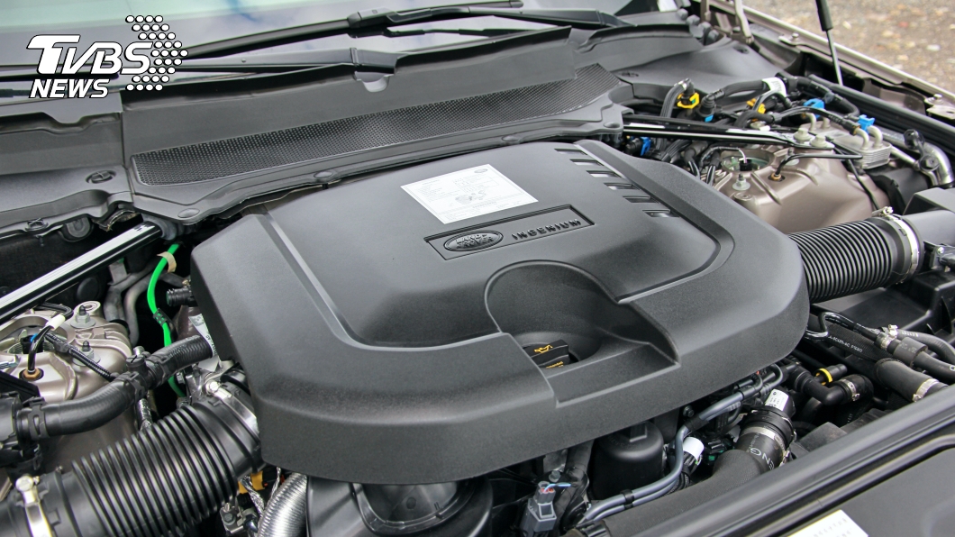 車上搭載3.0升直六柴油渦輪增壓引擎,並且具備MHEV輕油電系統,這組動力可以提供249匹的最大馬力。(圖片來源/ TVBS)