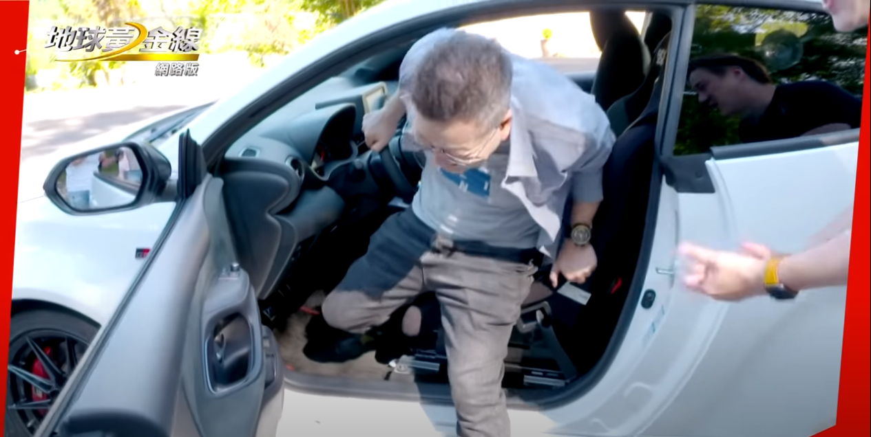 化妝挑戰前沈玉琳先試坐錢毅改裝後的賽車桶椅，下車時姿勢卡卡。(圖片來源/ 地球黃金線)