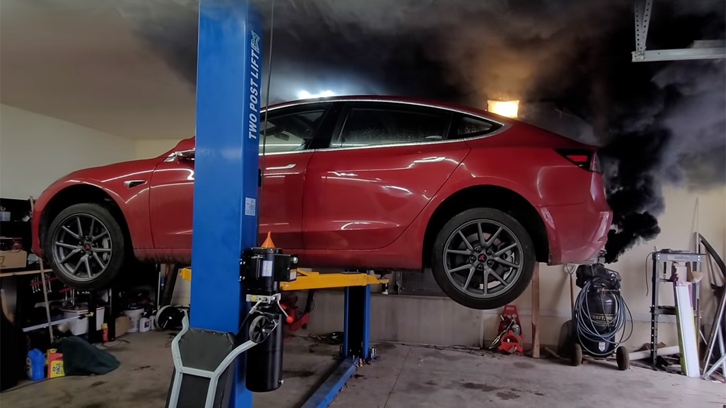 就是要反環保 黑煙Tesla Model 3出沒!