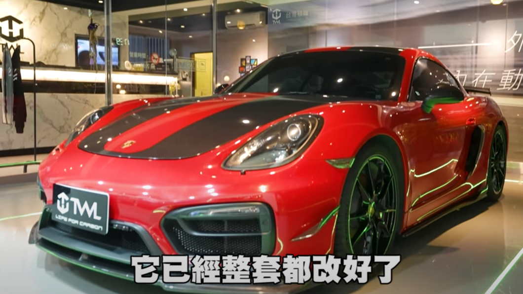 而店家的展示車剛好也是與酷炫愛車同款的981 Cayman，升級過後的效果令酷炫感到時分心動。(圖片來源/ 翻攝自酷炫老師YT)