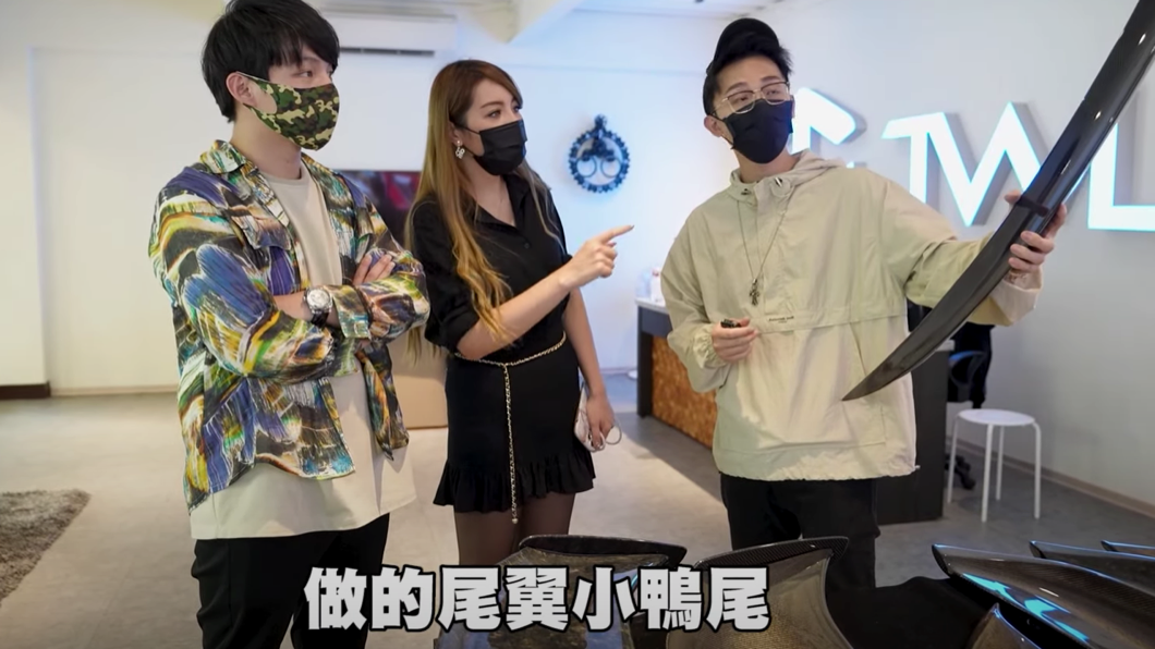 而銷售顧問也表示，自家產品是有經過賽車場的實際測試，能夠藉由空氣流動時產生的下壓力。(圖片來源/ 翻攝自酷炫老師YT)