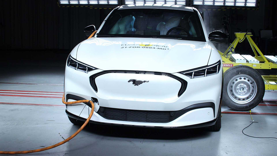電動車到底安不安全？　歐洲NCAP用電動野馬「撞」烈成仁秀給你看！