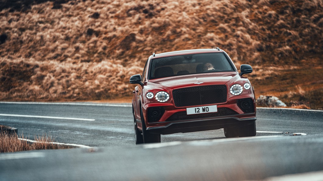 Bentayga S搭載4.0升V8雙渦輪引擎，可輸出542匹最大馬力與78.5公斤米最大扭力，0-100km/h加速為.5秒、極速290km/h。(圖片來源/ Bentley)