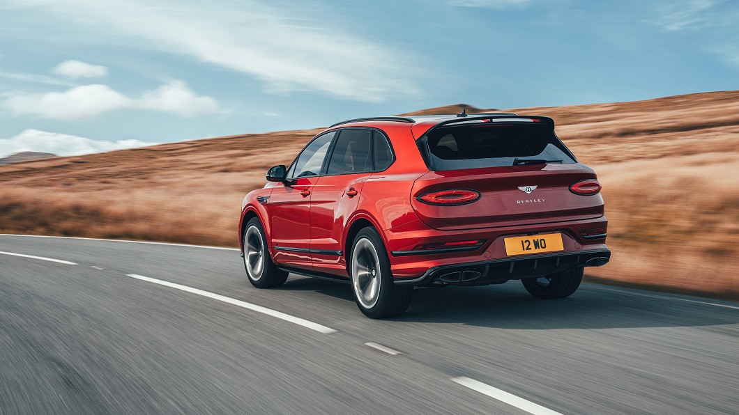 Bentayga S搭載48V主動防傾桿系統與強化型運動底盤模式，透過提升15%的阻尼硬度提升動態穩定性。(圖片來源/ Bentley)