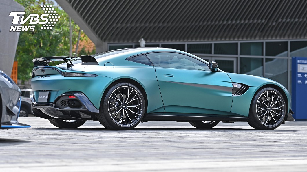 尾部線條猶如大鷹展翅,搭配大尾翼與張狂的分流器設計,此景美不勝收。