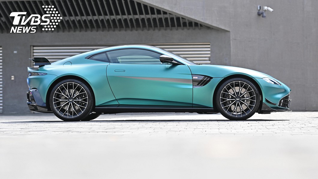 經多項空力套件加身後,Vantage F1 Edition看起來真的有像F1 Safety Car。