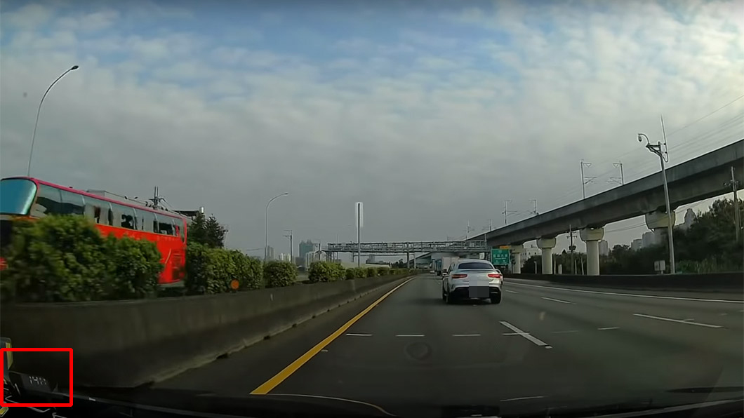 原因就出在影片中有HUD抬頭顯示器資訊,當時車速居然高達140km/h。(圖片來源/ PTT)