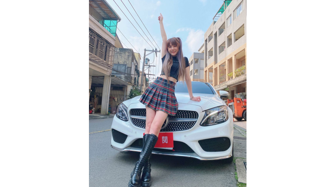 解婕翎不僅對電玩有一套,其實她自己本身也相當喜歡汽車。(圖片來源/ 解婕翎IG)