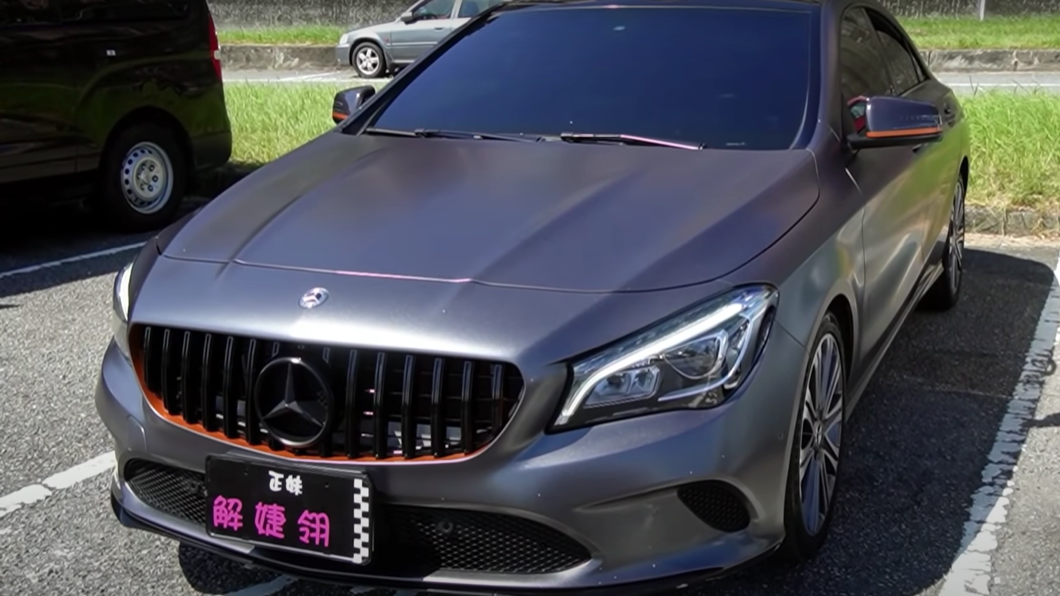 陸子玄的愛車M-Benz CLA 200竟然是利用車體貼膜的方式,貼成了充滿男子氣概的灰色樣貌。(圖片來源/ 解婕翎YT)