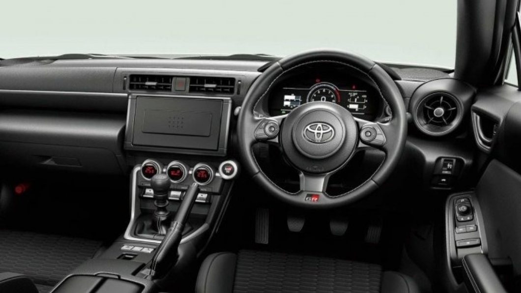 最基礎的版本連車機都沒有，顧客買回去之後可以自行改裝。(圖片來源/ Toyota)