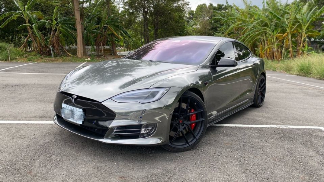 這輛車全車包膜狀況看起來相當不錯,外型也非常吸睛。(圖片來源/ 翻攝自臉書社團)