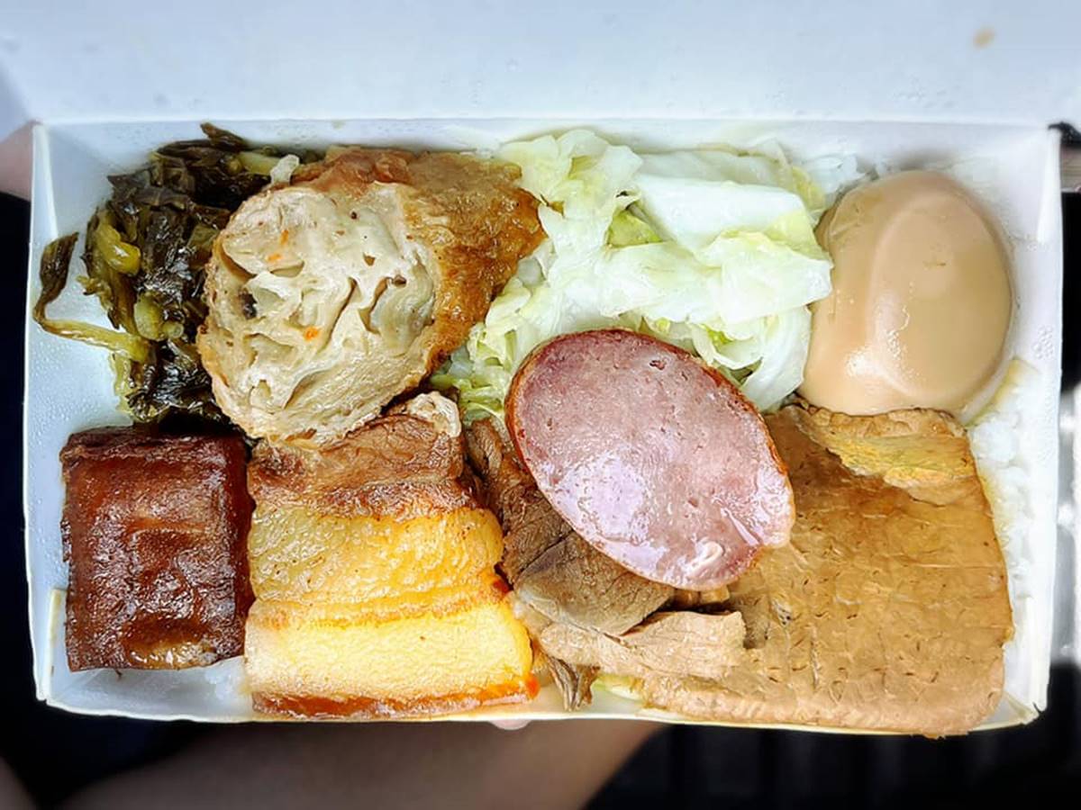 阿生便當的招牌便當擁有多達8樣配料,簡單美味又吃得飽。(圖/蜜絲米的散步生活提供)