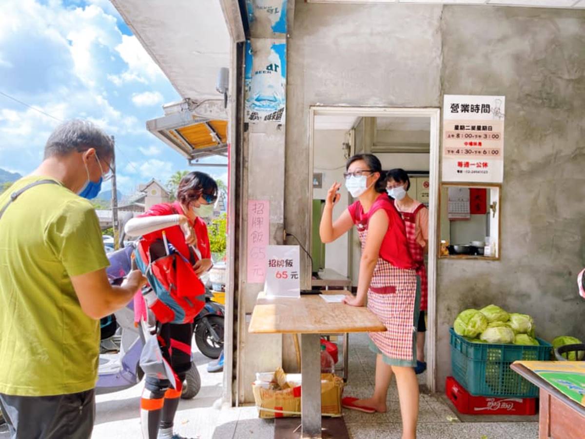 「阿生便當」每到假日總是擠滿了人潮。(圖/蜜絲米的散步生活提供)