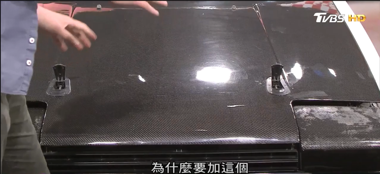 車主將引擎蓋換成碳纖維材質。(圖片來源/ 地球黃金線)