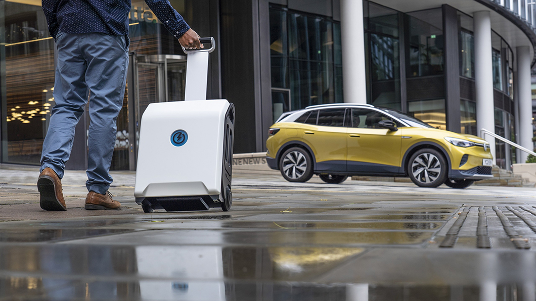 Go Portable Power Bank本身就像是個小尺寸行李箱,讓使用者可輕鬆拖著它放入/移出車廂。(圖片來源/ ZipCharge)