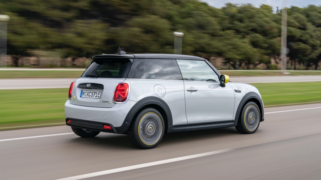 在外觀設計方面Mini Cooper SE仍然維持經典的三門造型，整體外型輪廓和燃油版車型相當接近。(圖片來源/ Mini)