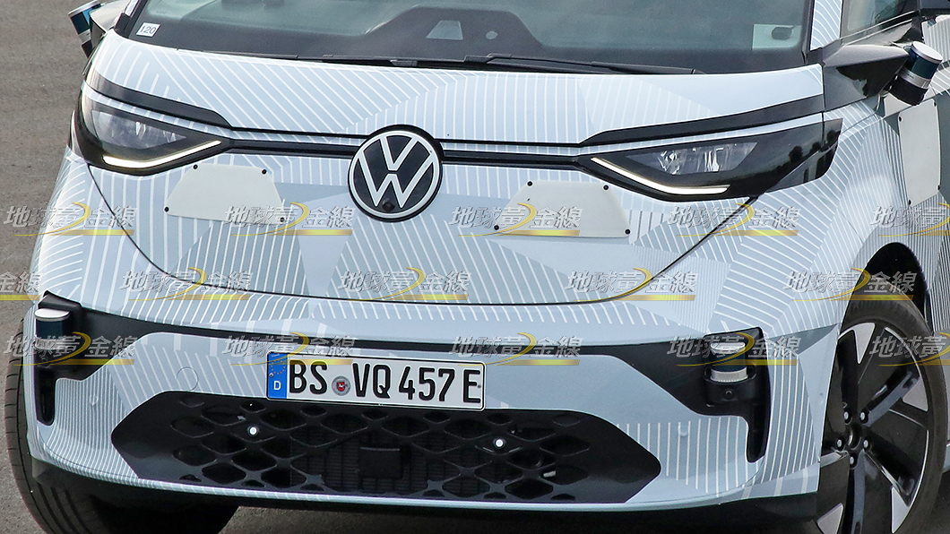 頭燈燈組造型延續概念車設計元素，但多了貫穿車頭的倒光燈條。另一個有趣的是，車道維持輔助系統的鏡頭設計在擋風玻璃下緣內側。(圖片來源/ TVBS)