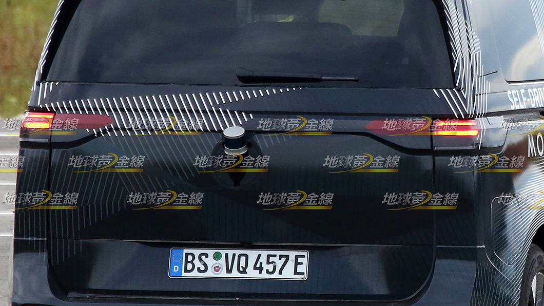 ID.Buzz尾燈採用與T7相仿的橫向設計，充電插槽則與Tesla相似，位於尾燈側邊。(圖片來源/ TVBS)