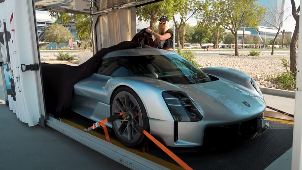 919 Street在外型上也承襲了919 Hybrid賽車的車身比例,而在細節處也有不少源自賽車的巧思。(圖片來源/ Supercar Blondie YT)